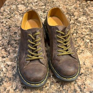 Dr. Martens Bronwyn Brown like new Distressed Size 5 US Oxford Heel Creepers